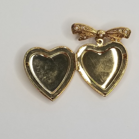 VINTAGE ORNATE GOLD TONE HEART LOCKET RIBBON PIN - Picture 4 of 6